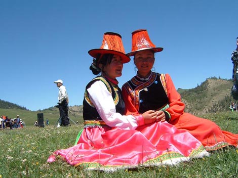 Yugu Ethnic Group: Hat Decoration Matters