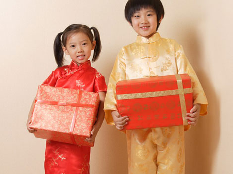 How to Give Gifts at a Traditional Chinese Wedding