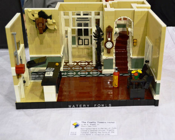 Fan Recreates Fawlty Towers Hotel in LEGO_1