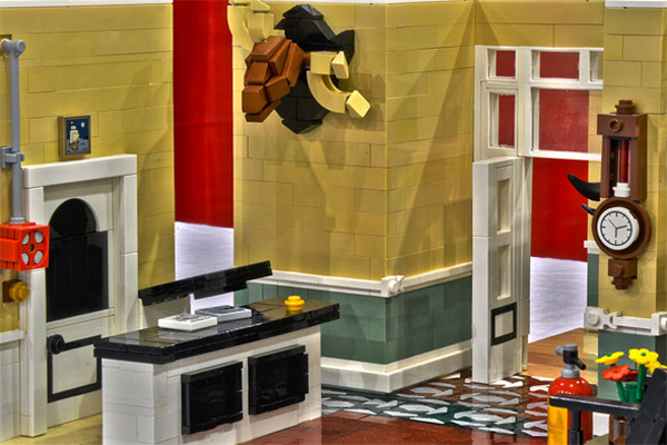 Fan Recreates Fawlty Towers Hotel in LEGO_2