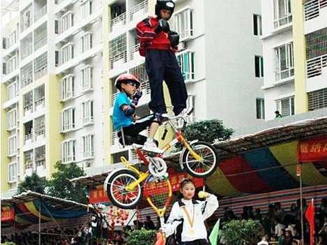 Kids Flying in the Air: Wuchuan Piaose_3