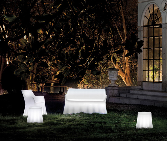 A Phantasmically Illuminated Chair for Your Outdoors_4