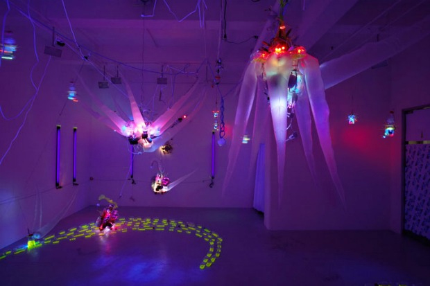 Shih Chieh Huang Explores Glowing Under Water Creatures_1