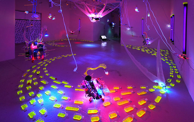 Shih Chieh Huang Explores Glowing Under Water Creatures_2