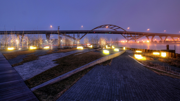 Milwaukee's New Waterfront Plaza: Architecture and Light_3