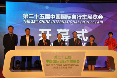 The President of the Association of Economy and Trade Across Taiwan Straits Wang Liaoping Attends the 25th China International Bicycle Fair