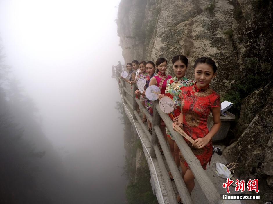 Beauties Show off Qipao on Top of Funiushan Mountain_1