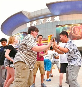 Chinese and US Students Enjoy Circus in Luoyang