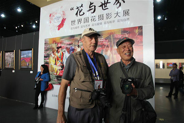 Photo Exhibition on World's National Flowers in Luoyang