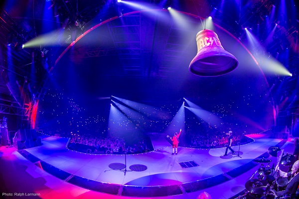 Philips Transforms Longtime Rock Band's Concert Into Electrifying Light Show_1