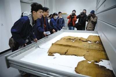 Historical Relics From The Ming Tombs Move to New Storehouse_1