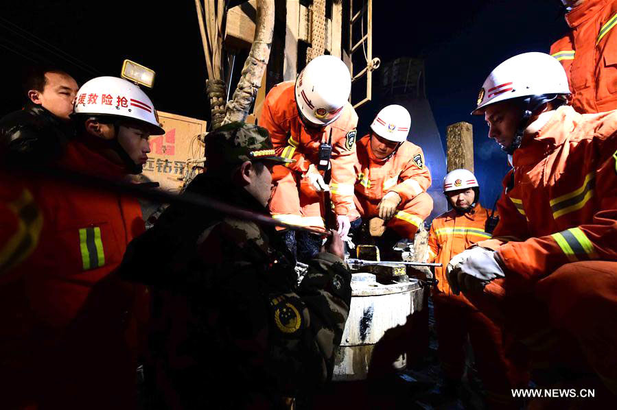 8 Trapped Miners in Good Condition 6 Days After Collapse