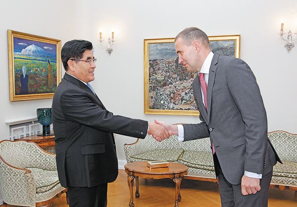 Wang Yupu Meets with Iceland's President Gudni Johannesson