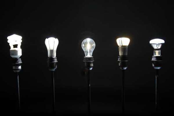 LEDs deliver better light, study says,but consumers buy CFLs