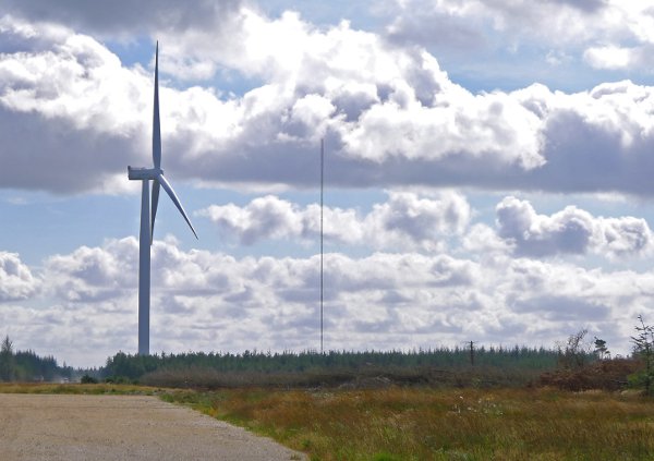 Obelux supplies high-intensity LED lights for wind energy site