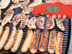 ETI Launches New Backlit Thermapen Thermometer for Safe Outside Cooking