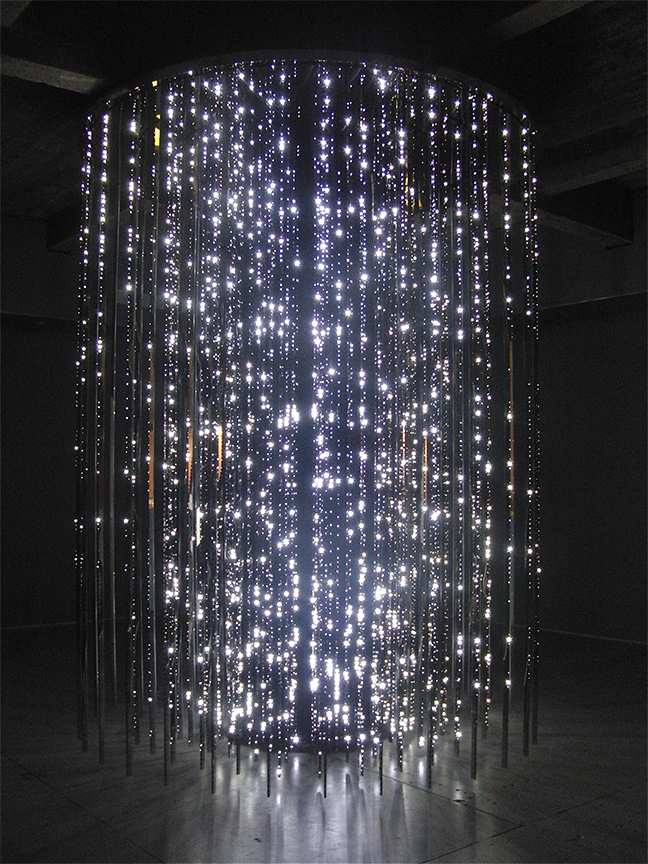 Leo Villareal's Cylinder: a Cascade 20, 000 White LEDs_1