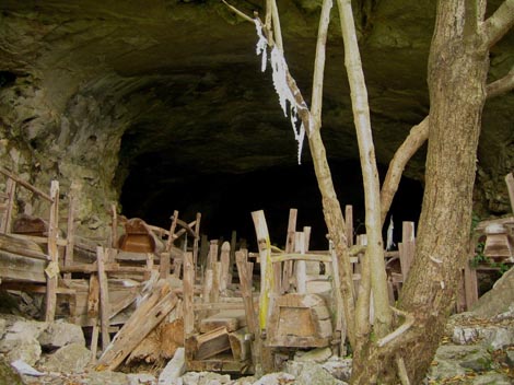 Cave Burial Custom of Miao Nationality in Gaopo County