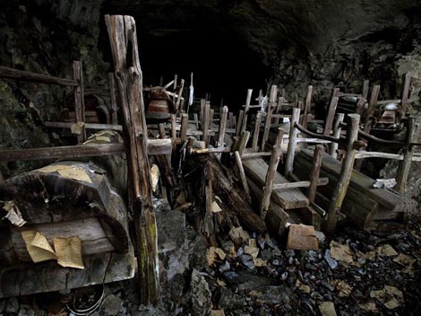 Cave Burial Custom of Miao Nationality in Gaopo County_2