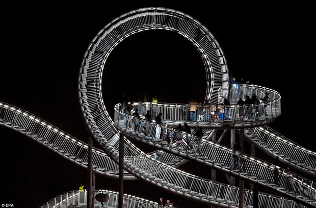 The 721 Foot Long Light Roller Coaster_1