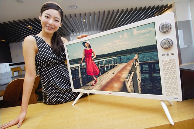 LG Introduces Retro Wood-Panelled LED TV with Rotary Dials
