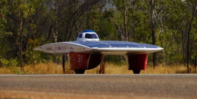 2013 World Solar Challenge Leaders Cross South Australian Border