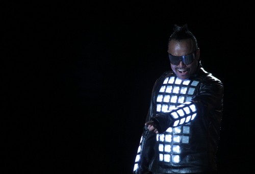 Black Eyed Peas Light up Paris Stage with Futuristic Philips OLED Costumes_1