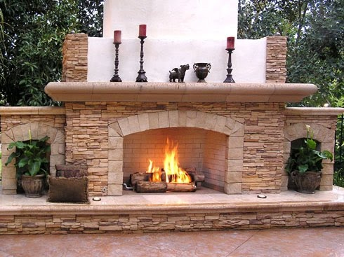 Cozy & Romantic Outdoor Fireplace Designs_1