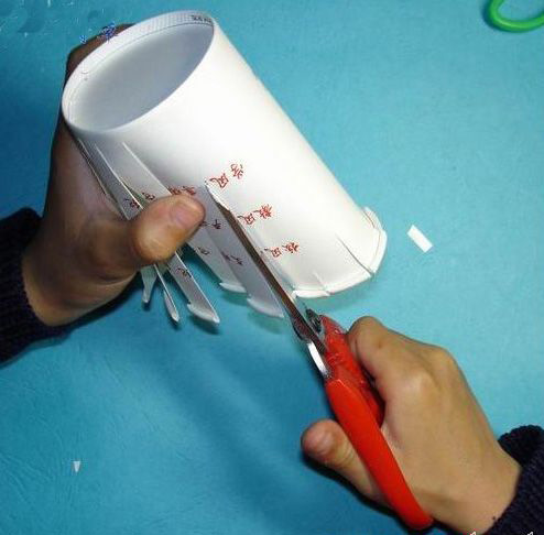 How to Use Paper Cups to Make a Chinese Red Lantern_1