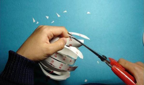 How to Use Paper Cups to Make a Chinese Red Lantern_3