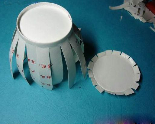 How to Use Paper Cups to Make a Chinese Red Lantern_4