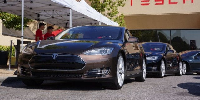 Tesla Hopes to Sell 10, 000 EVs Per Year in Germany by 2015