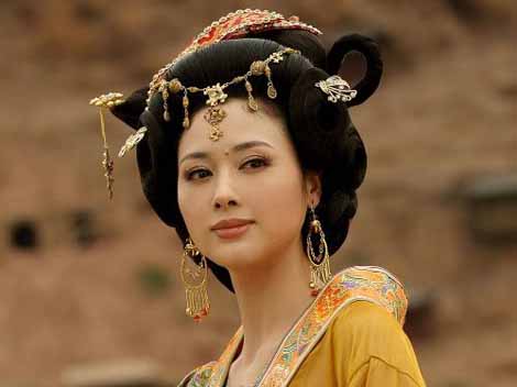 Historical Hair Ornaments and Their Social Connotations_1