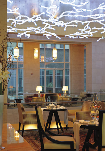 Chandelier Lightning Strikes The Ritz-Carlton in Dubai_1