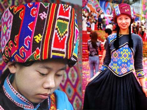 Blossoming Peach Flowers on The Costumes of Tujia People_1