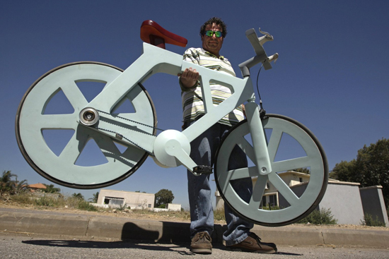 Izhar Gafni Proves That a Cardboard Bicycle Is Possible_2