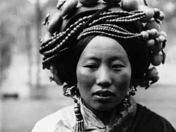 A Touch of Beauty on The Plateau - Headdress of Tibetan Women_2