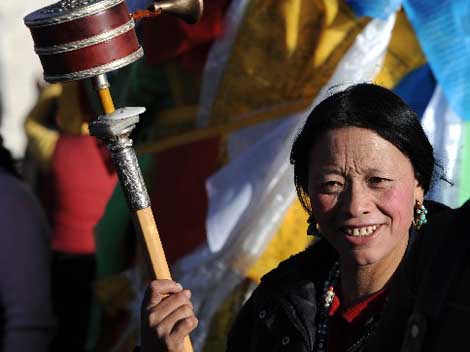 A Touch of Beauty on The Plateau - Headdress of Tibetan Women_3