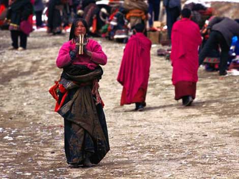 A Touch of Beauty on The Plateau - Headdress of Tibetan Women_4