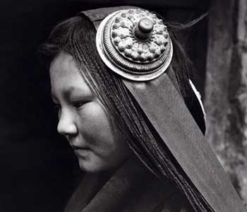 A Touch of Beauty on The Plateau - Headdress of Tibetan Women_5