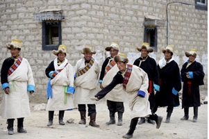 Tibetans Play Folk Sports to Mark Losar_1