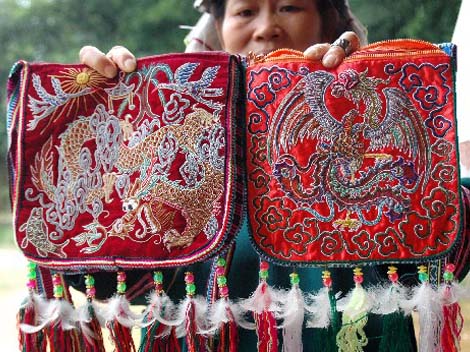 Horsetail Embroidery of The Shui Minority_3