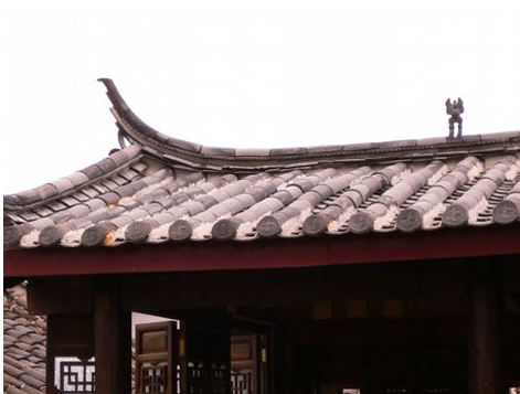 The Cat Guarding the House on the Roof (Tile Cat)_1