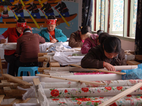 The Miao Embroidery with Skillful Needlework_1