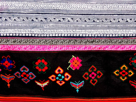 The Miao Embroidery with Skillful Needlework_2