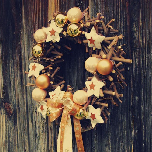 34 Cool Rustic Christmas Decorations and Wreaths_24