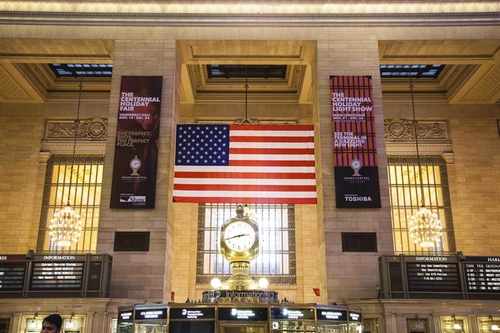 Toshiba Lights up Grand Central Terminal for The Holidays