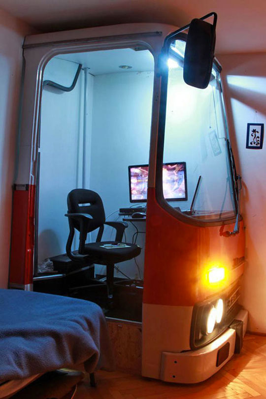 Bus Repurposed Into Awesome Home Office_2