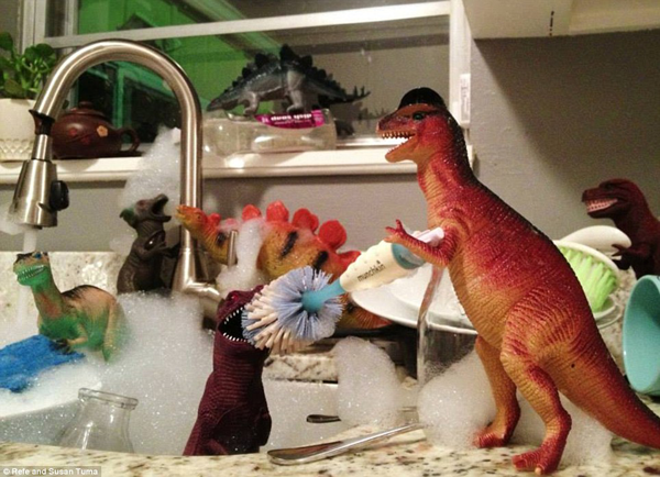 Kansas Couple Become Internet Sensation with Dinosaur Toy Creations_2