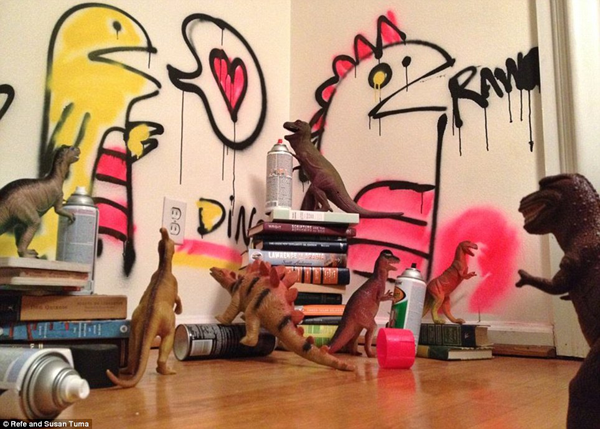 Kansas Couple Become Internet Sensation with Dinosaur Toy Creations_4